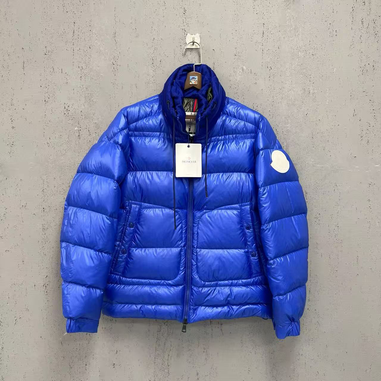 未使用 MONCLER moncler蒙口蓝色手臂大标厚款羽绒服3码