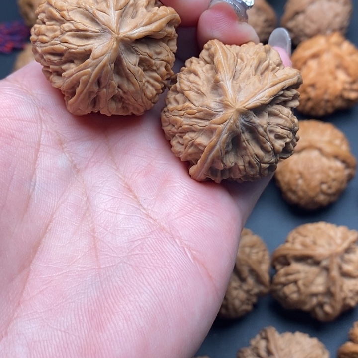 文玩核桃吊坠三棱