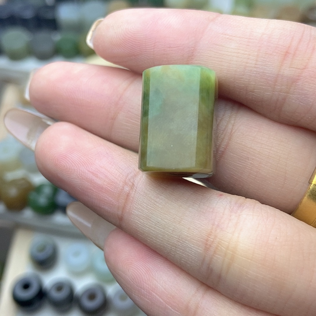 大***牛和田玉未镶嵌颈饰买断不退换