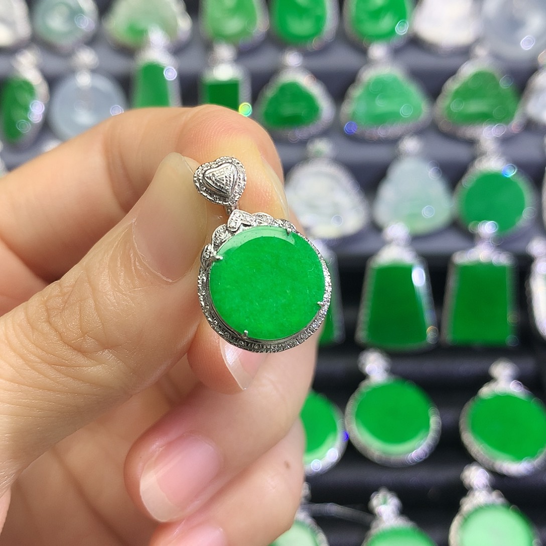 翡翠18K金镶嵌颈饰吊坠