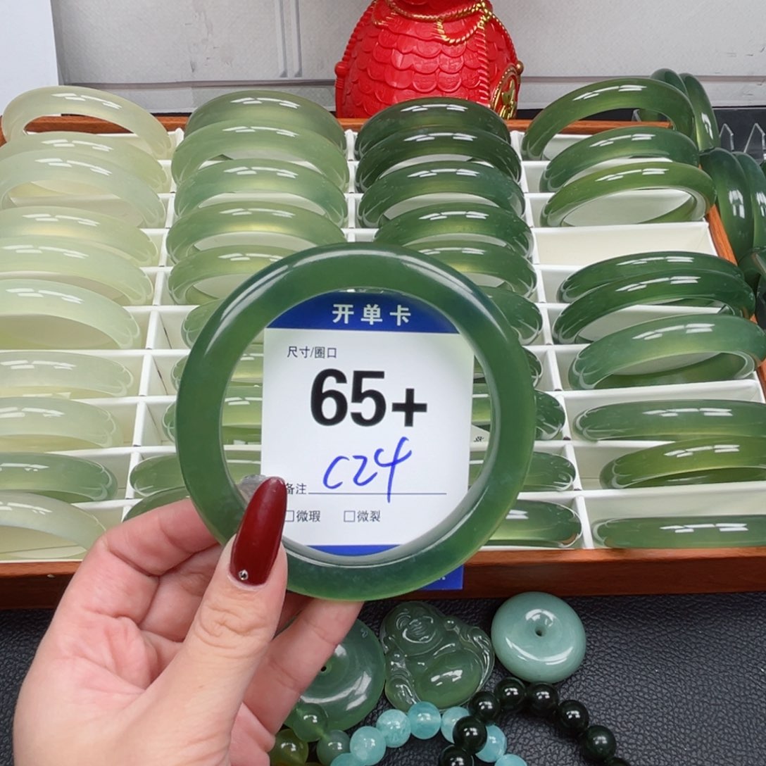 蛇纹石玉手镯未镶嵌多**?