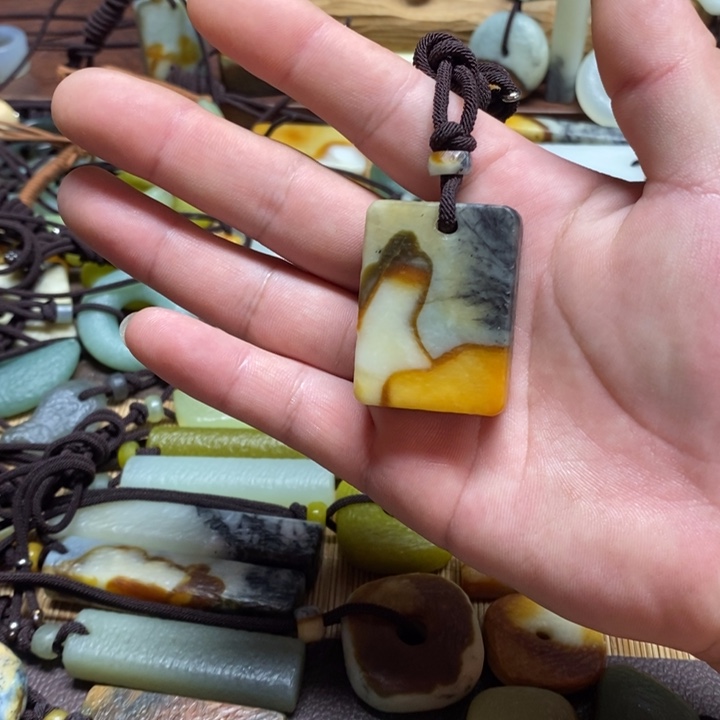 蛇纹石玉挂件未镶嵌