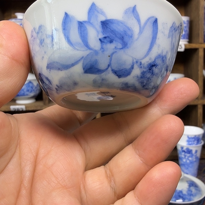且***蓝釉下青花瓷器微瑕莲花金鱼杯