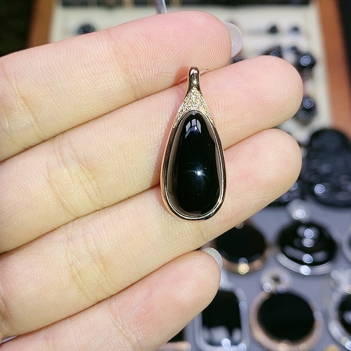 颈饰18K金镶嵌翡翠水滴