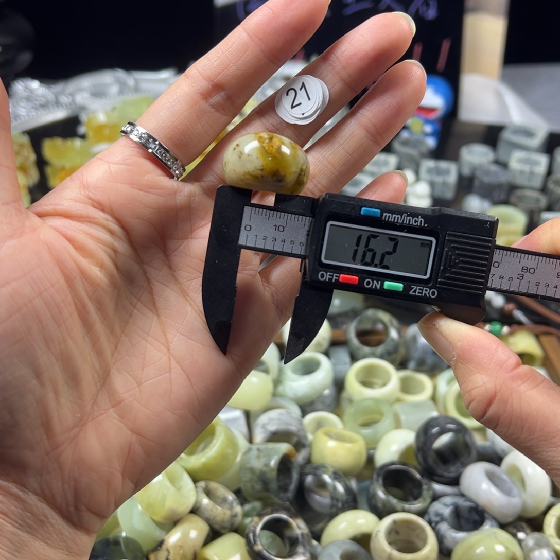 蛇纹石玉未镶嵌戒指