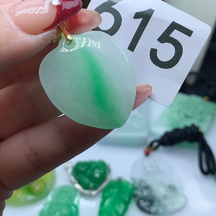 翡翠吊坠(赠链)未镶嵌