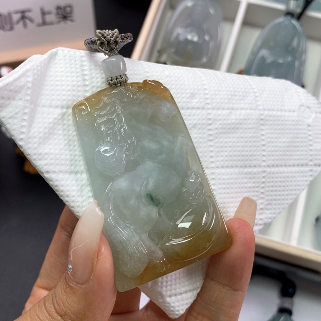 翡翠挂件未镶嵌翡翠