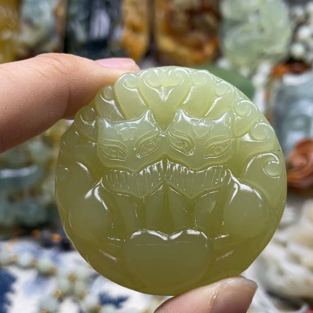 蛇纹石玉颈饰未镶嵌