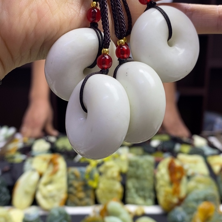 蛇纹石玉未镶嵌颈饰多样性发其一