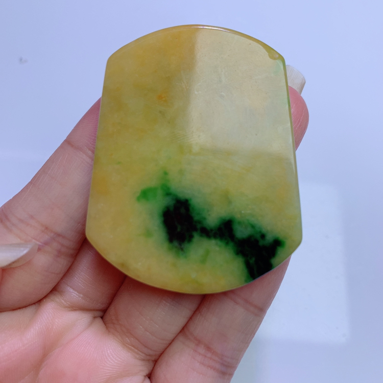 天然翡翠黄加绿无事牌吊坠一件