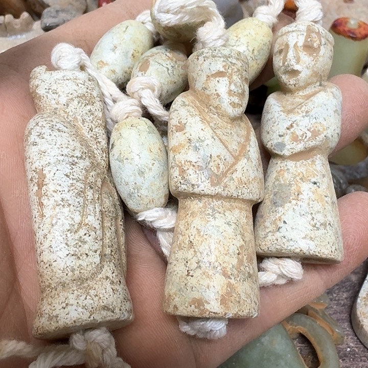 蛇纹石玉颈饰未镶嵌