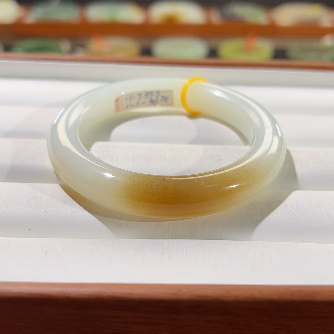 和田玉手镯未镶嵌糖白