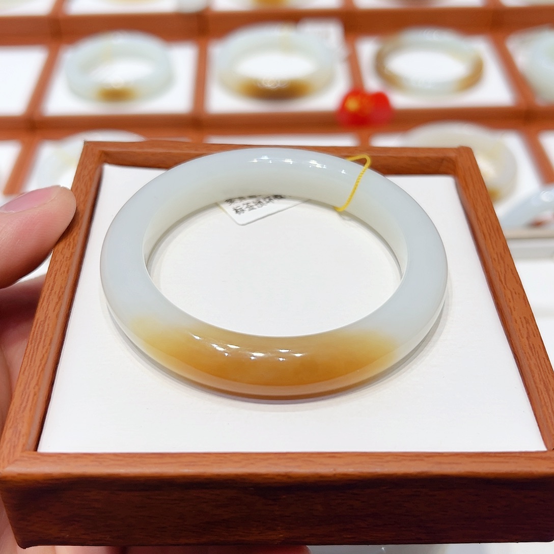 和田玉手镯未镶嵌?**?且末一口糖