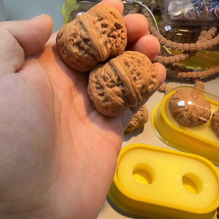 文玩核桃吊坠元宝