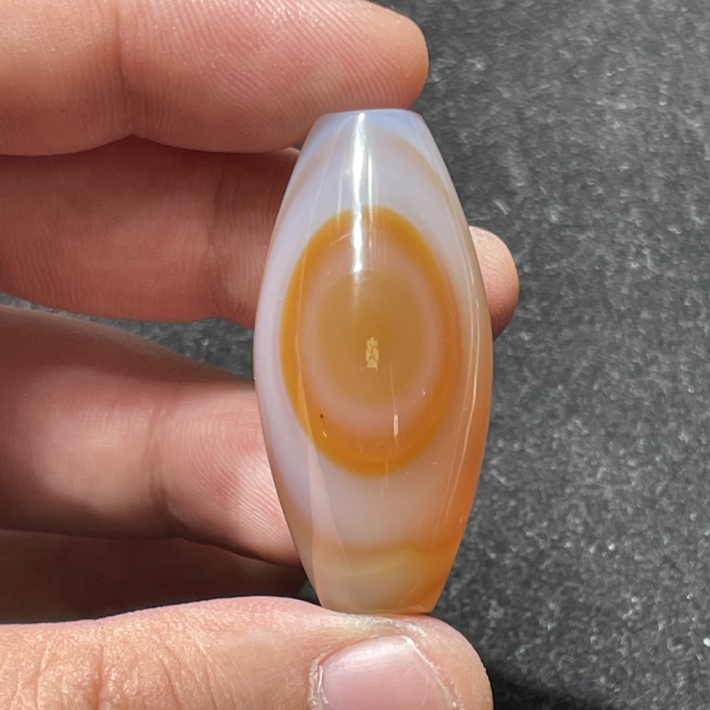 纯手工天然玛瑙天圆地方珠子，长4.1cm➕，中间宽1.9cm➕，颜色无科技