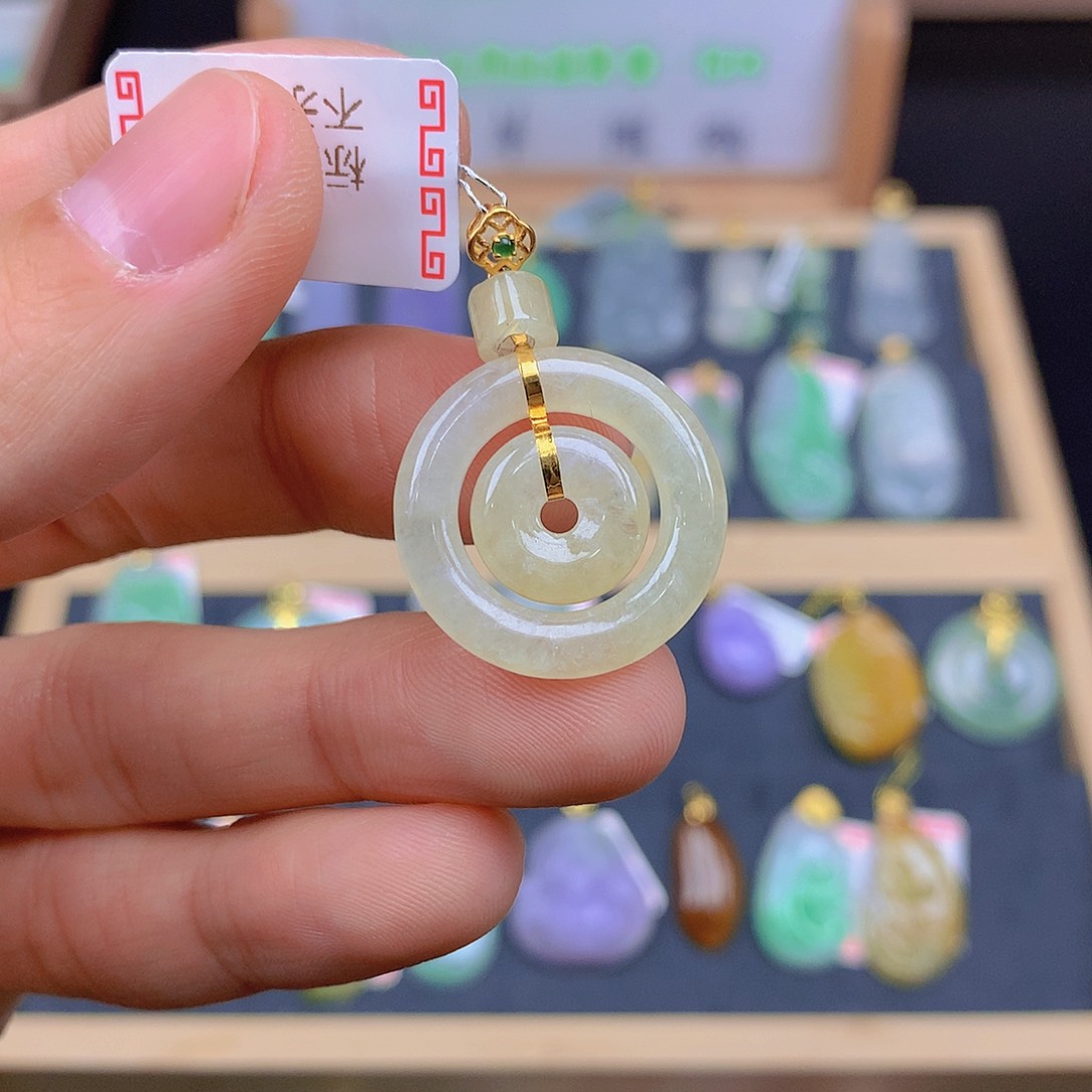 翡翠颈饰18K金镶嵌翡翠