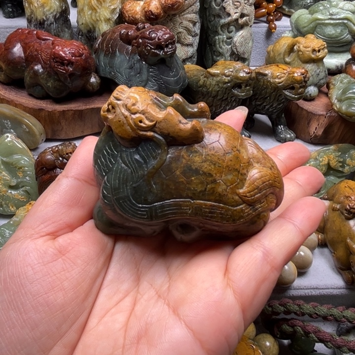 雾***蒙岫岩河磨玉（透闪石质玉）未镶嵌把件