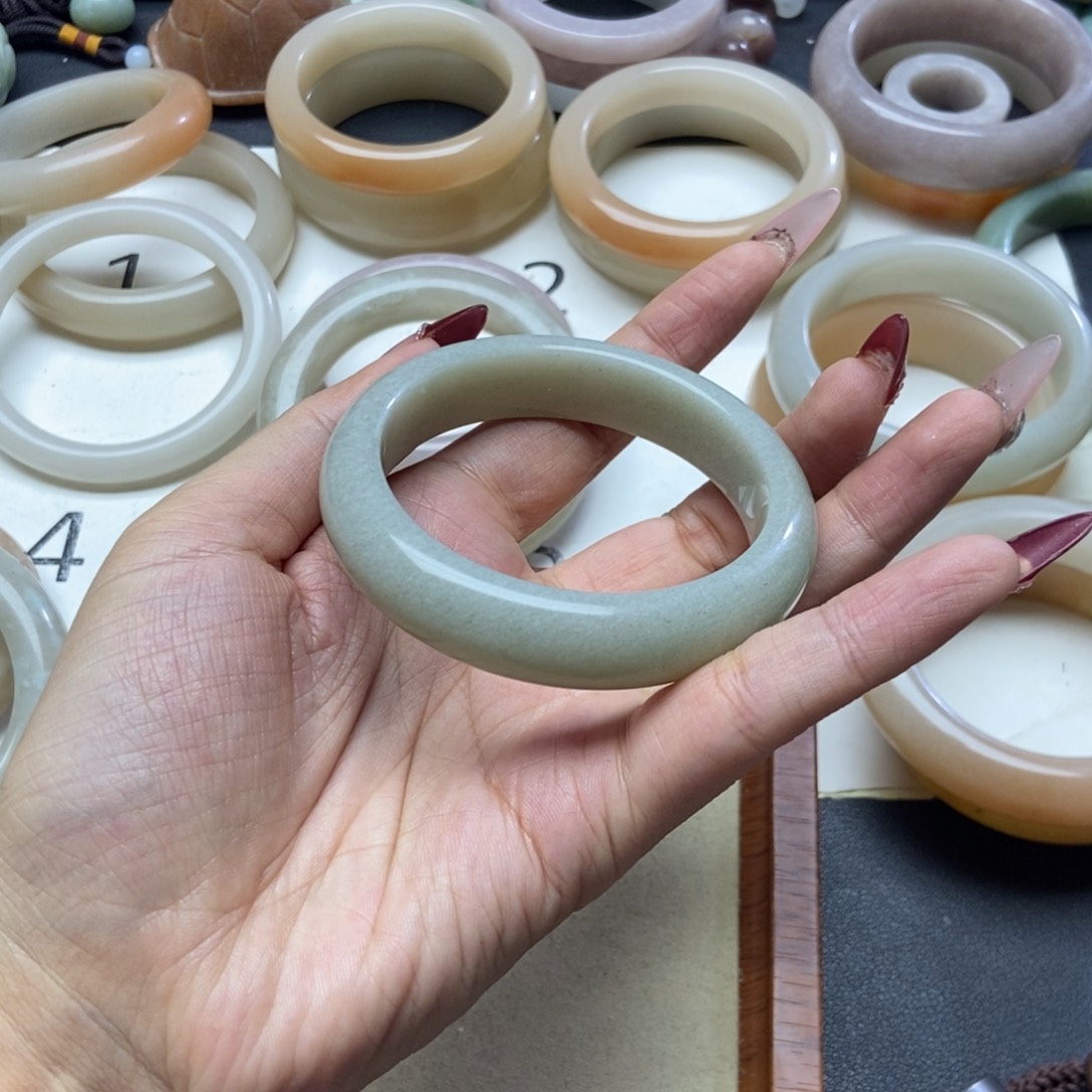 石英质玉手镯未镶嵌