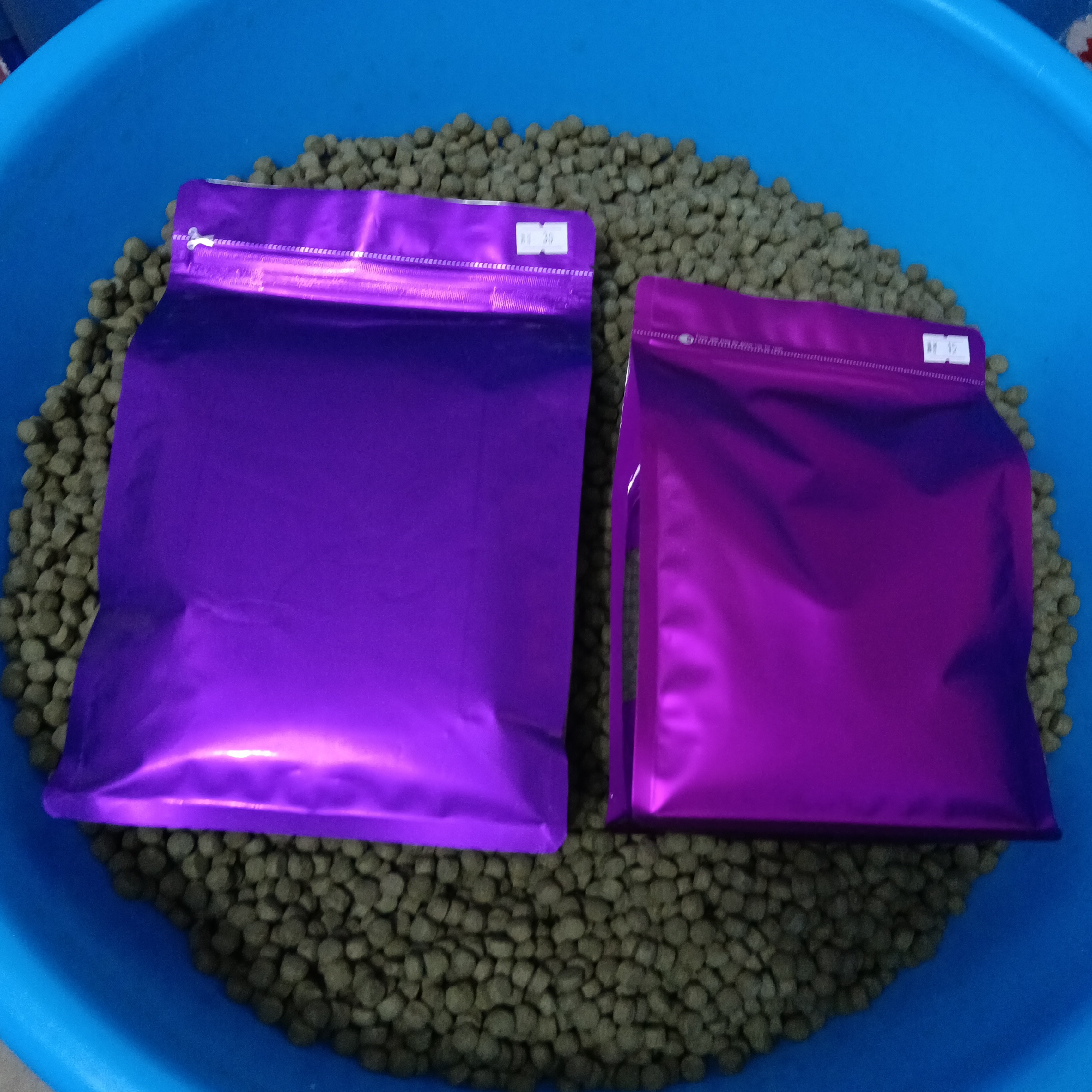 锦鲤鱼粮吸收好不浑水成长快大小颗粒有两种有8.5mm，5.5mm颗粒