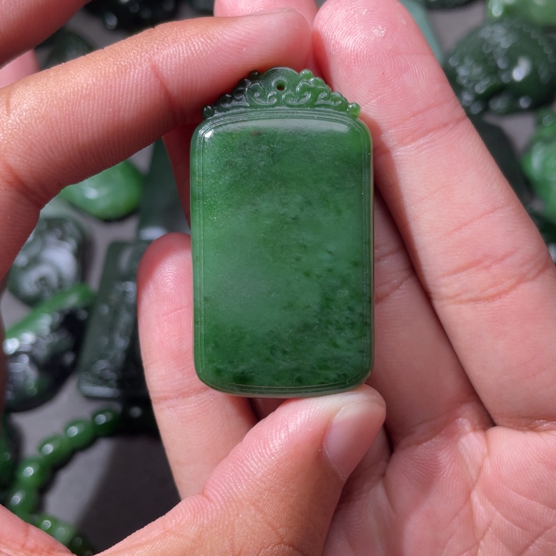 哈***人和田玉（碧玉）未镶嵌颈饰