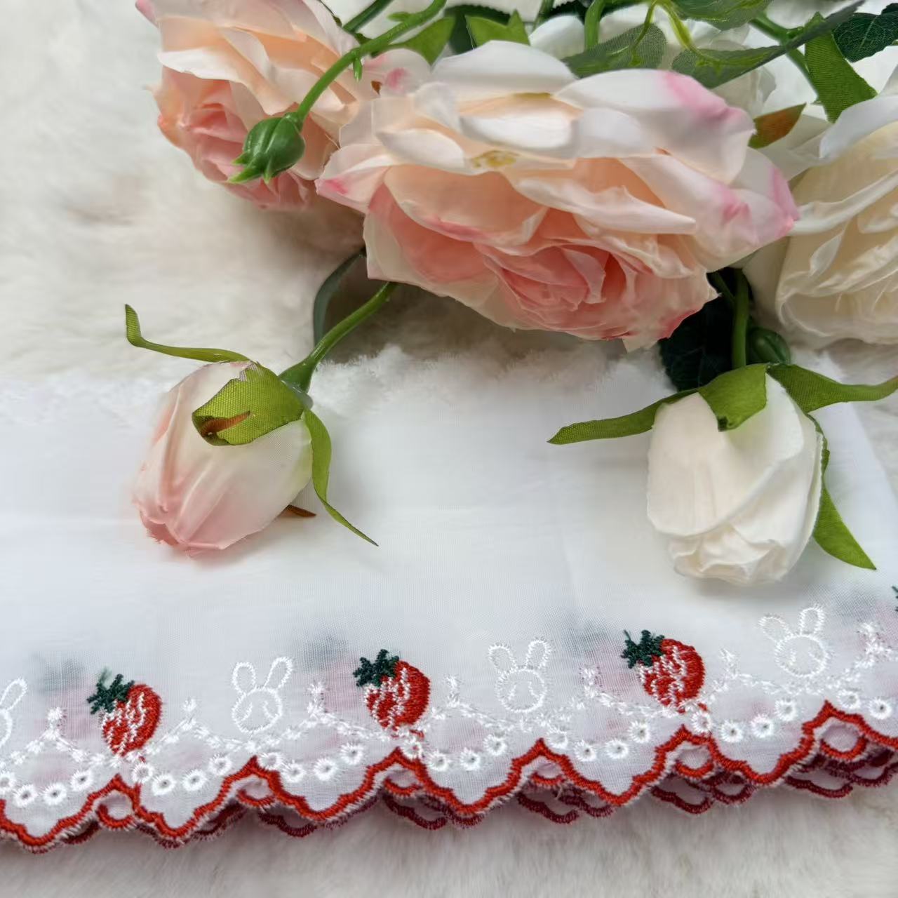 P27草莓兔子花边