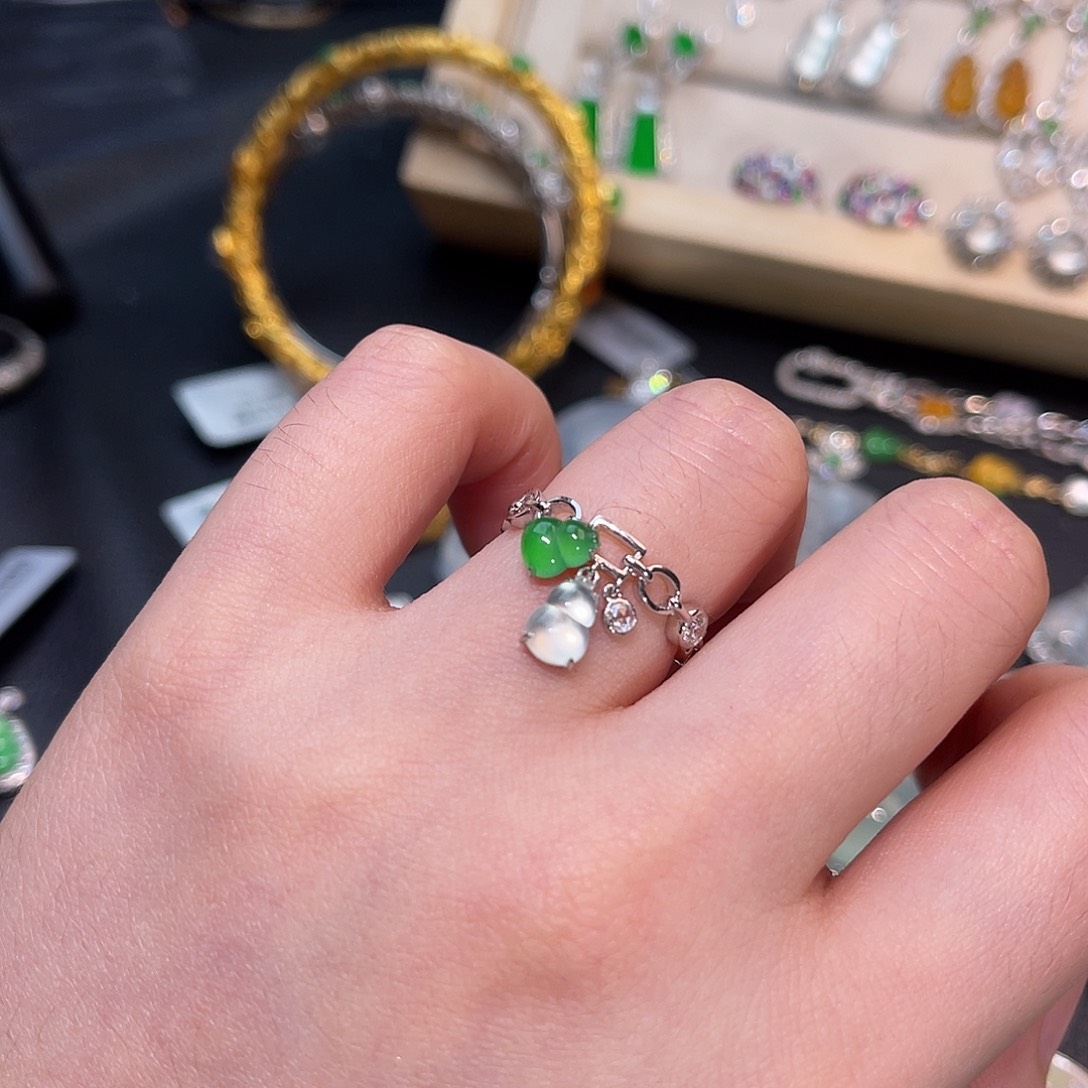 翡翠18K金镶嵌戒指葫芦