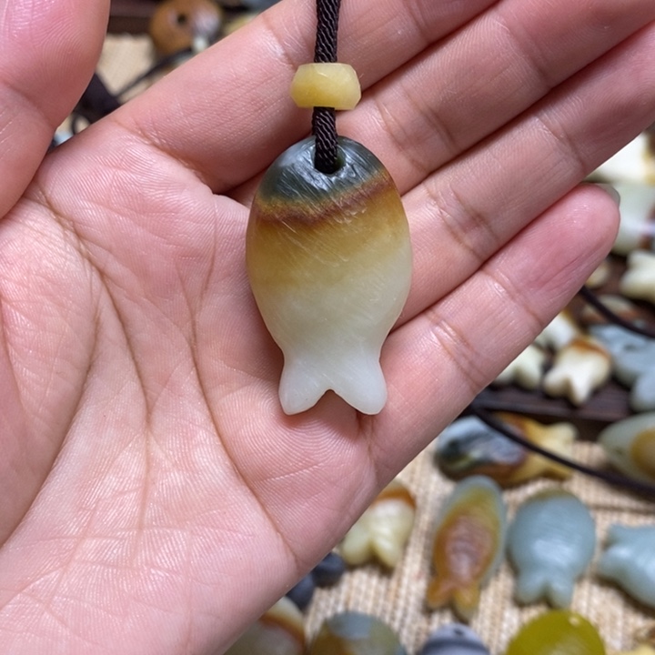 心***界蛇纹石玉未镶嵌颈饰