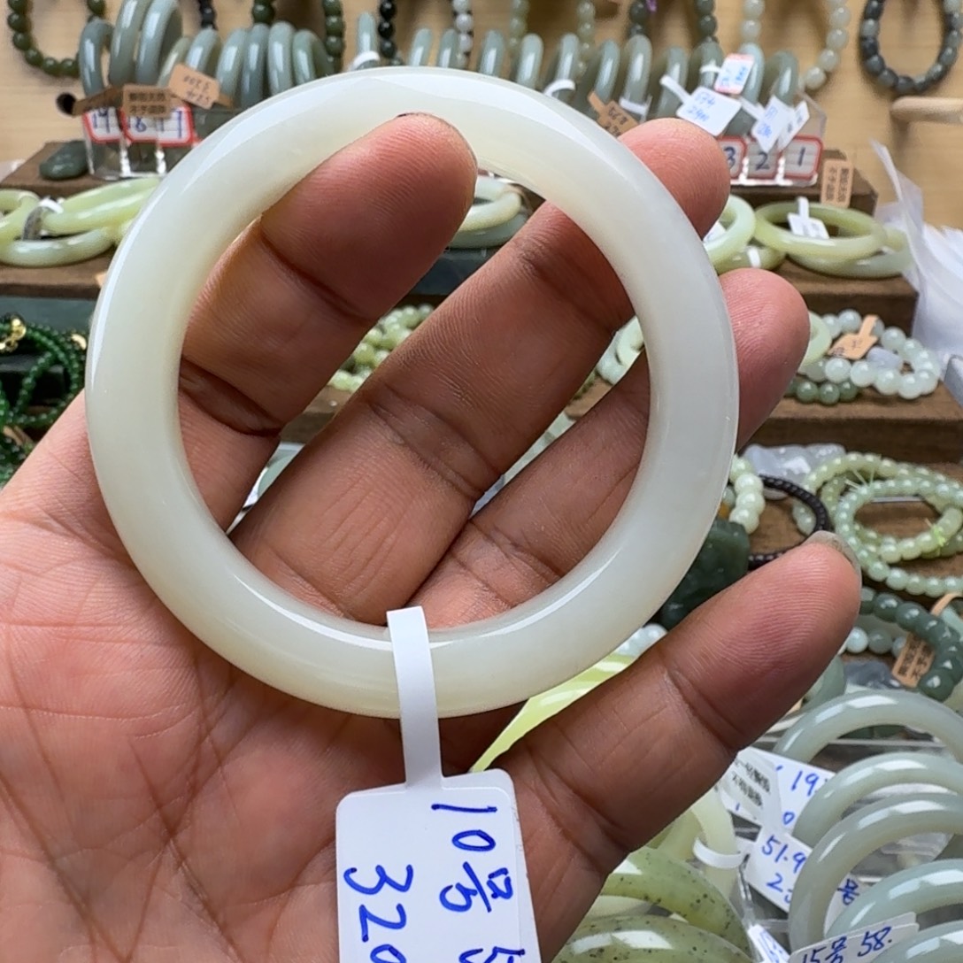 叶***子和田玉未镶嵌手镯