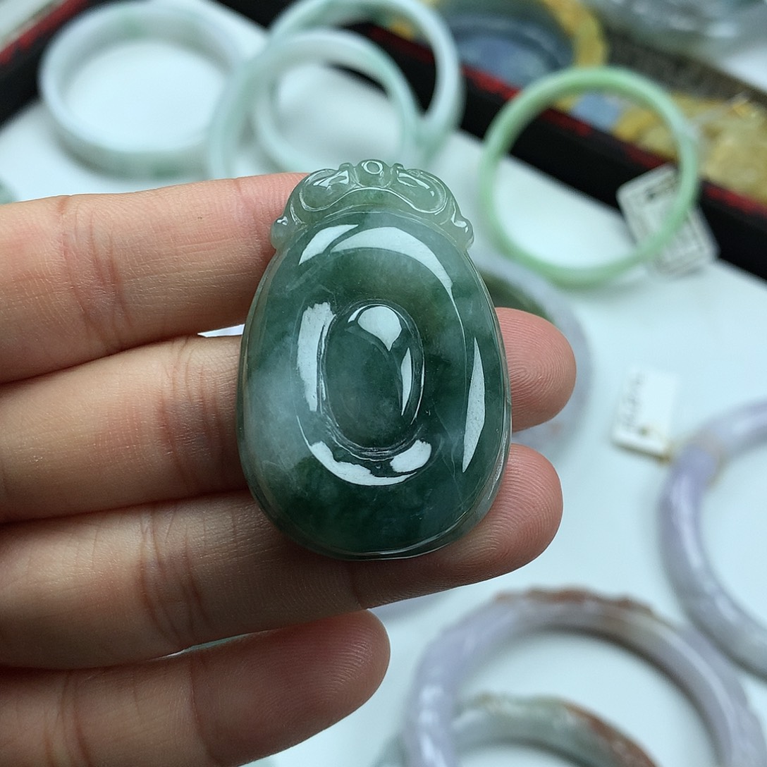 翡翠未镶嵌颈饰同心如意
