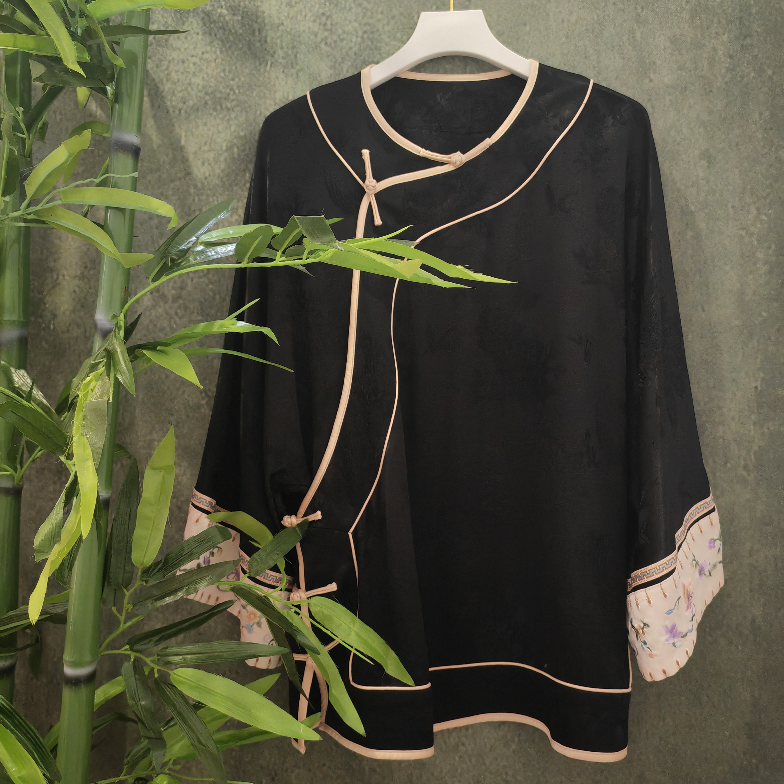 中式圆领斜襟提花缎上衣复古