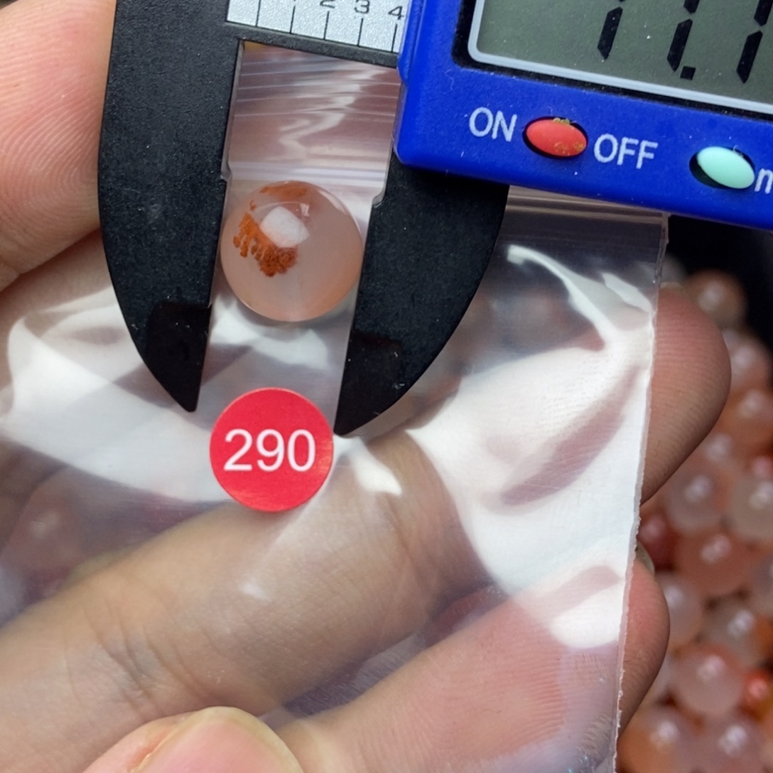 南红玛瑙未镶嵌有瑕疵