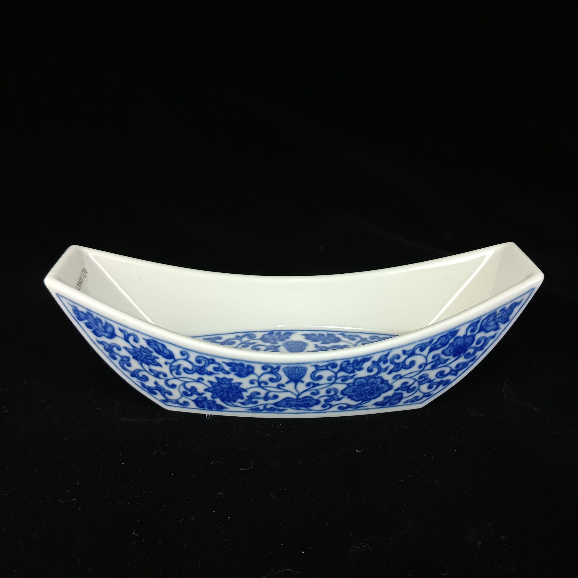 D青花缠枝花卉纹茶船