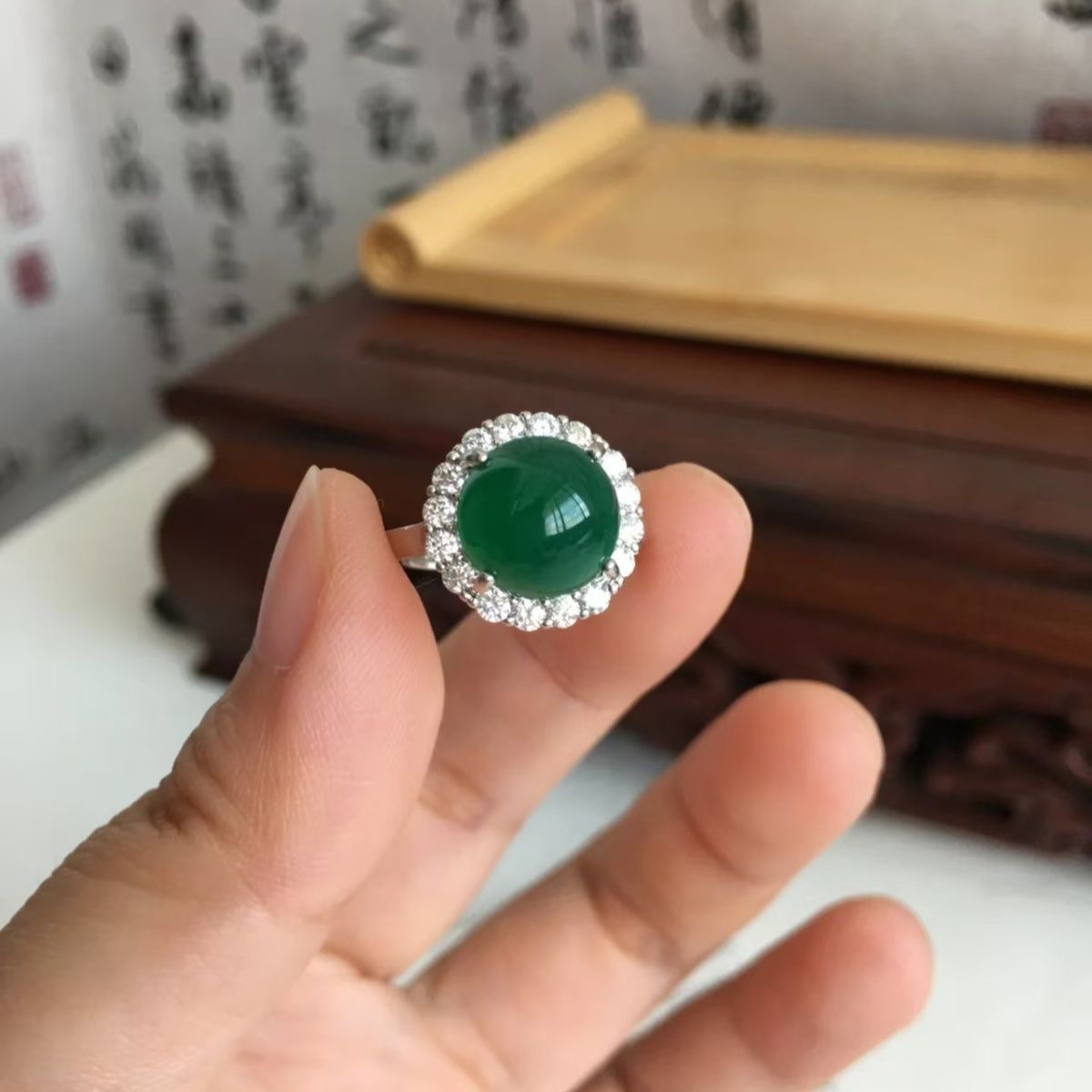 蛋面戒指冰种满绿阳绿玉髓镶嵌时尚戒指