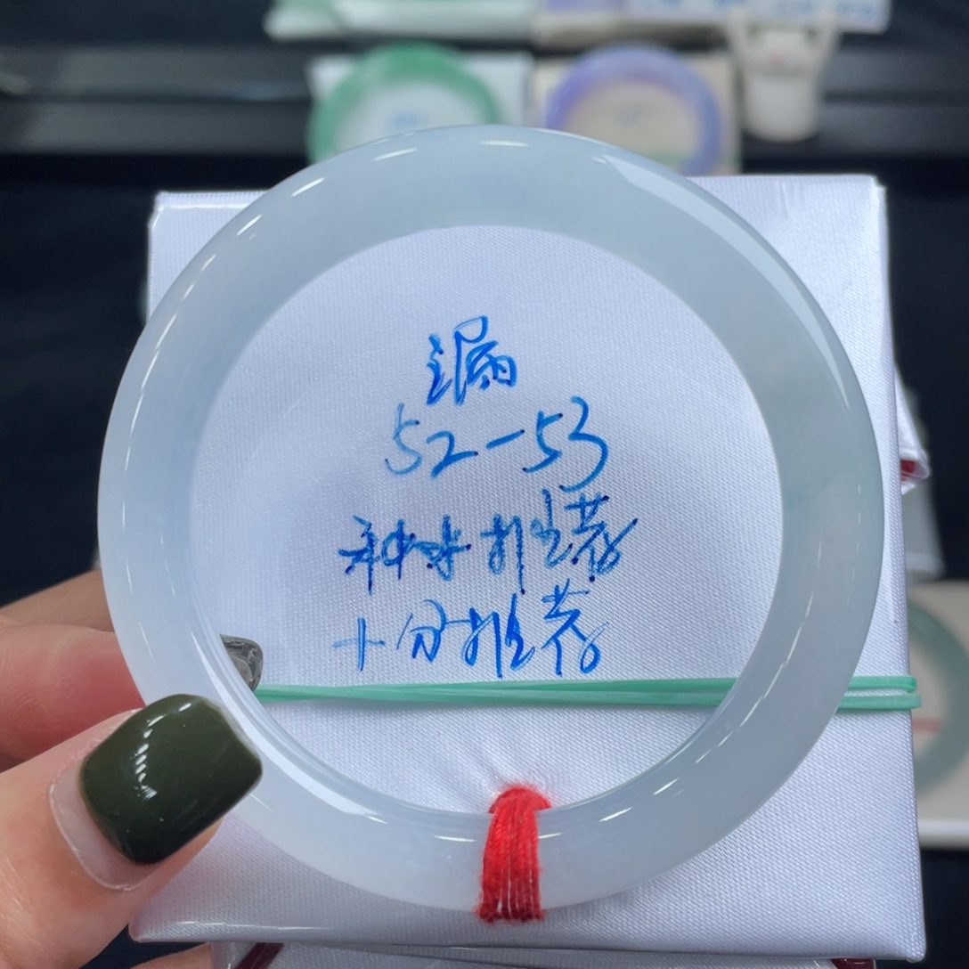 翡翠手镯未镶嵌翡翠手镯
