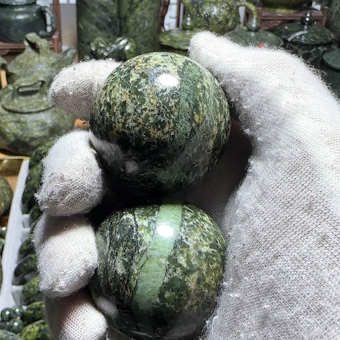 蛇纹石玉手球未镶嵌