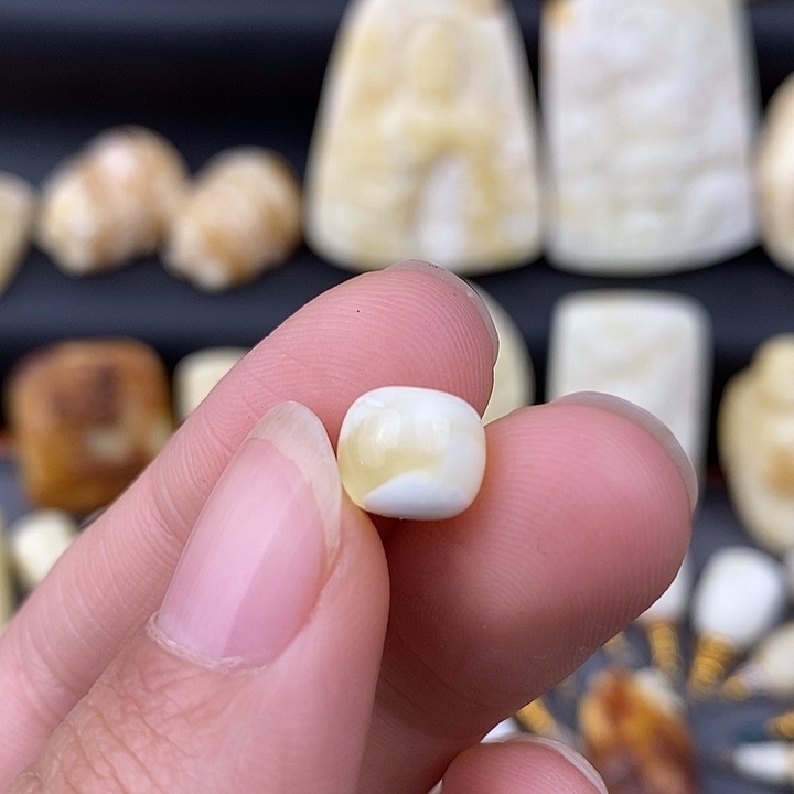 琥珀未镶嵌裸石8金瓷白