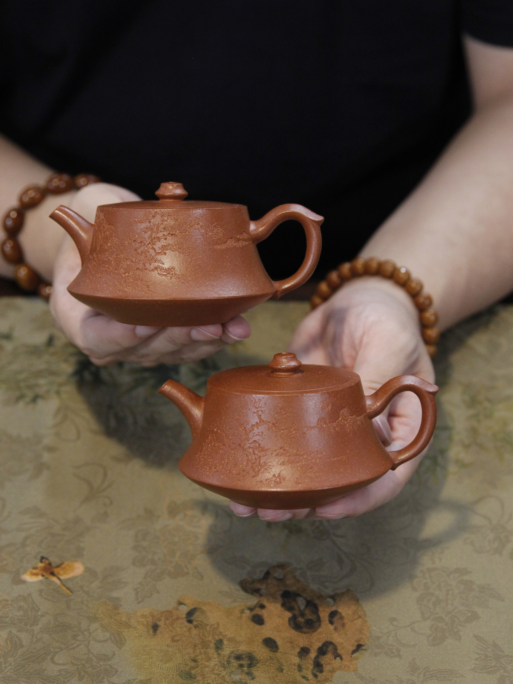 【知恩未器】柱础200cc红降坡山水刻绘宜兴手工传统紫砂壶高端送礼