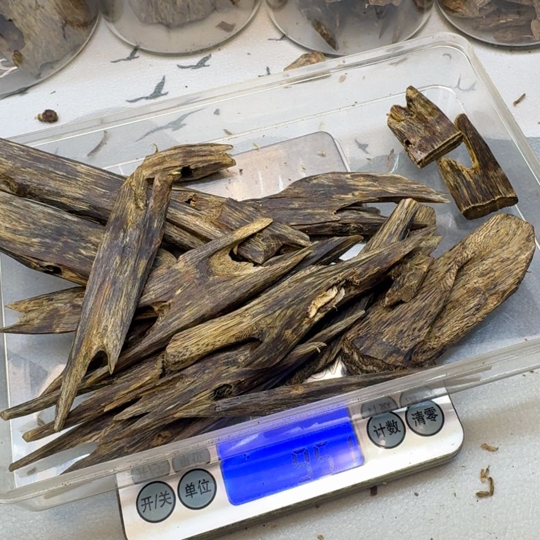 沉香沉香碎屑指天椒
