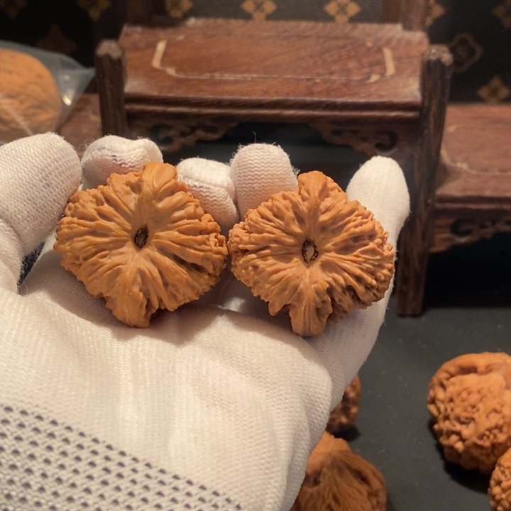 文玩核桃把件成****活凹底南疆带黄