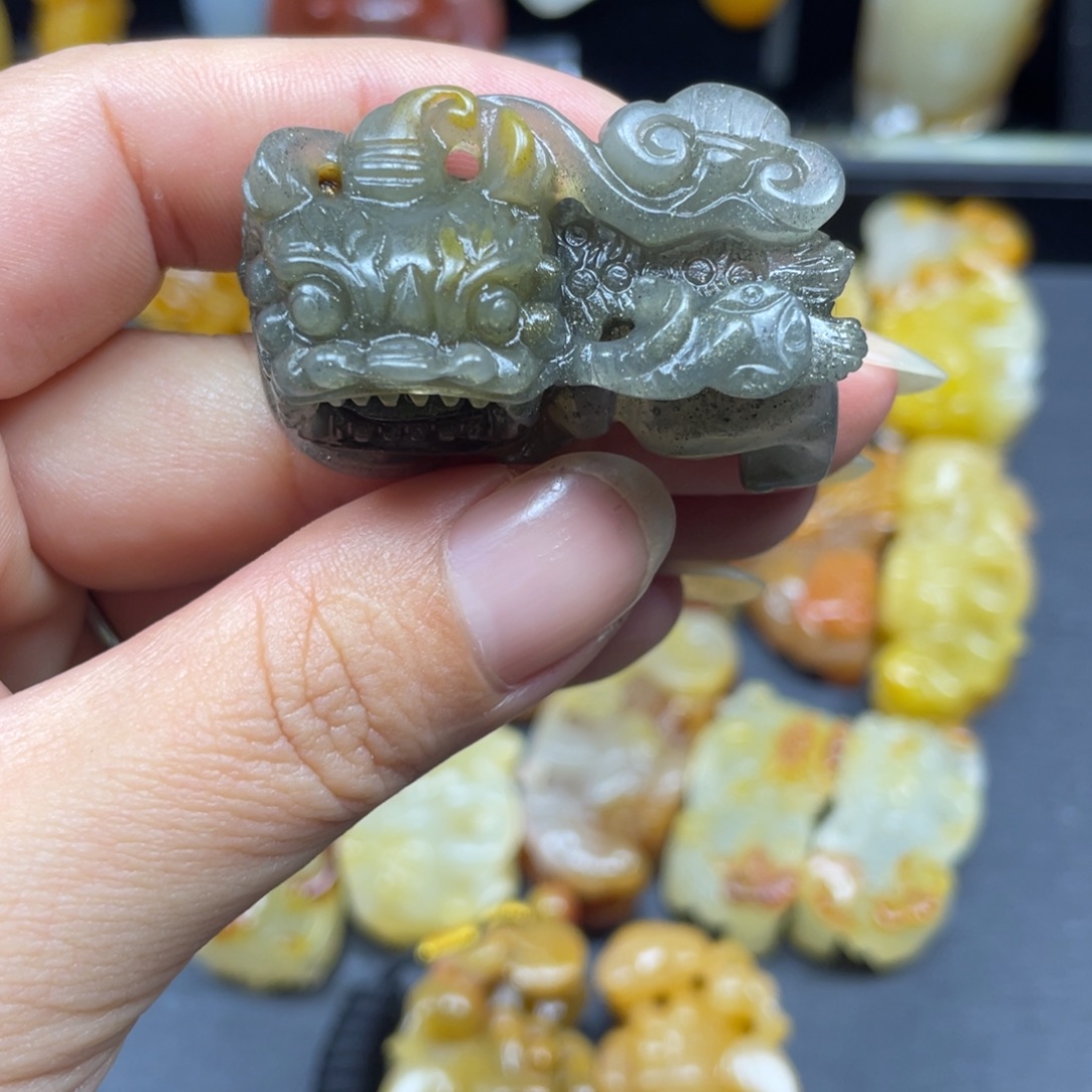 夏***姐石英质玉（黄龙玉）未镶嵌吊坠(不含链)