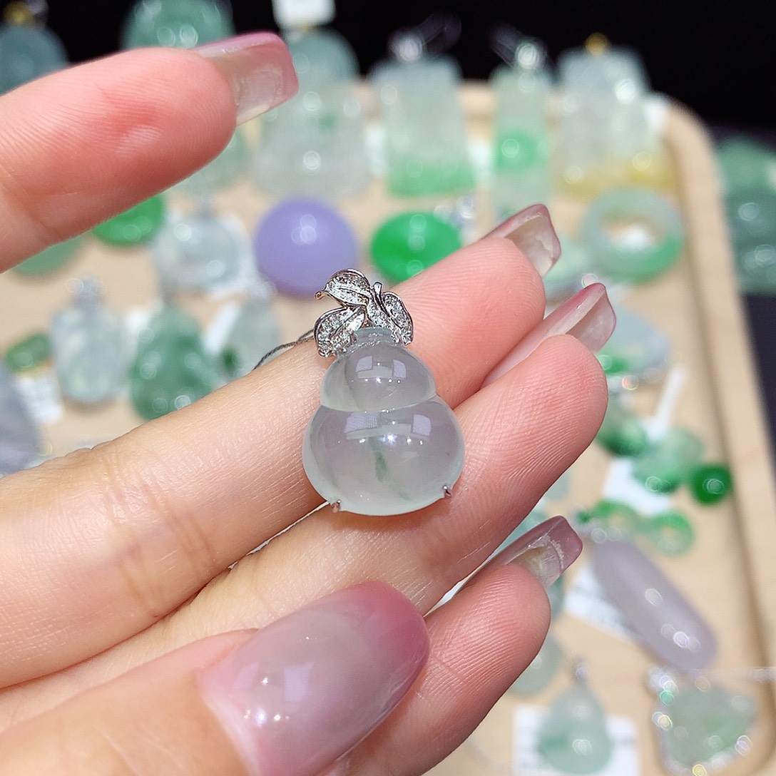 翡翠18K金镶嵌颈饰翡翠