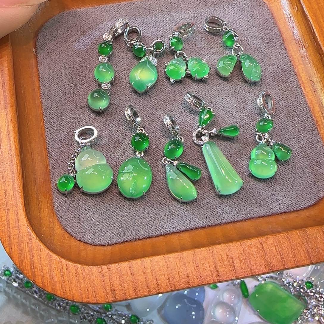 翡翠18K金镶嵌戒指小滴溜