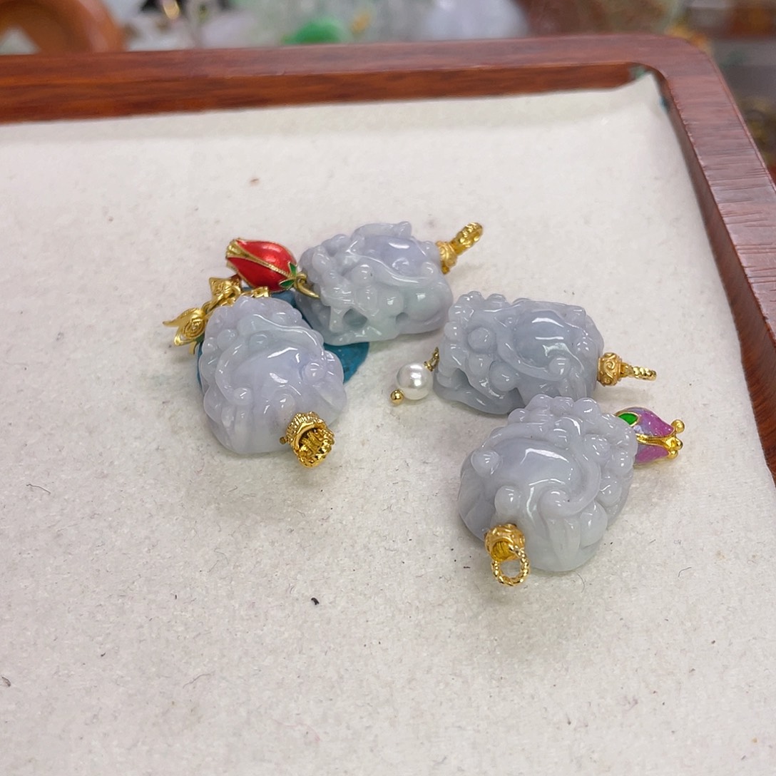山***水翡翠未镶嵌颈饰吞金兽