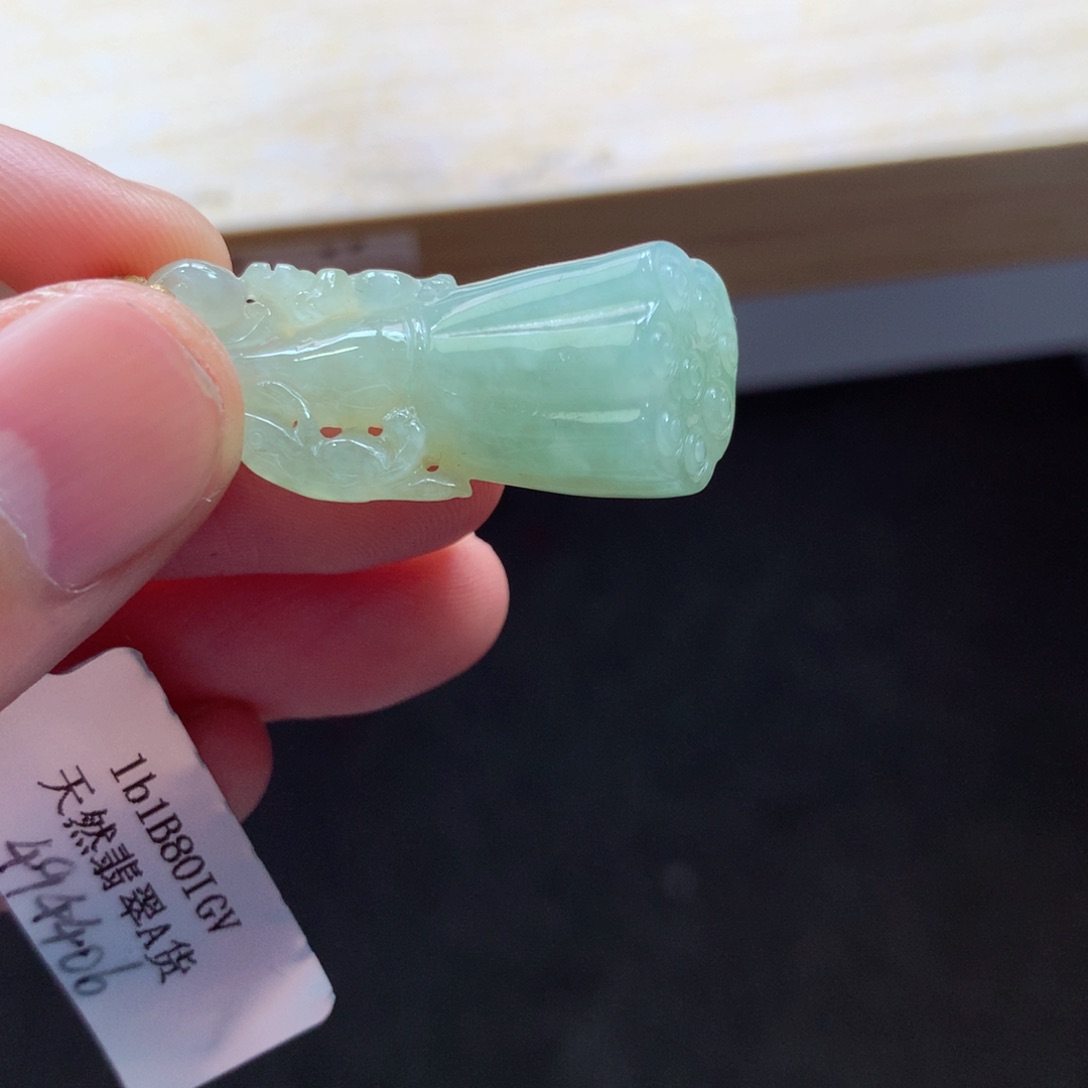 翡翠颈饰未镶嵌吊坠