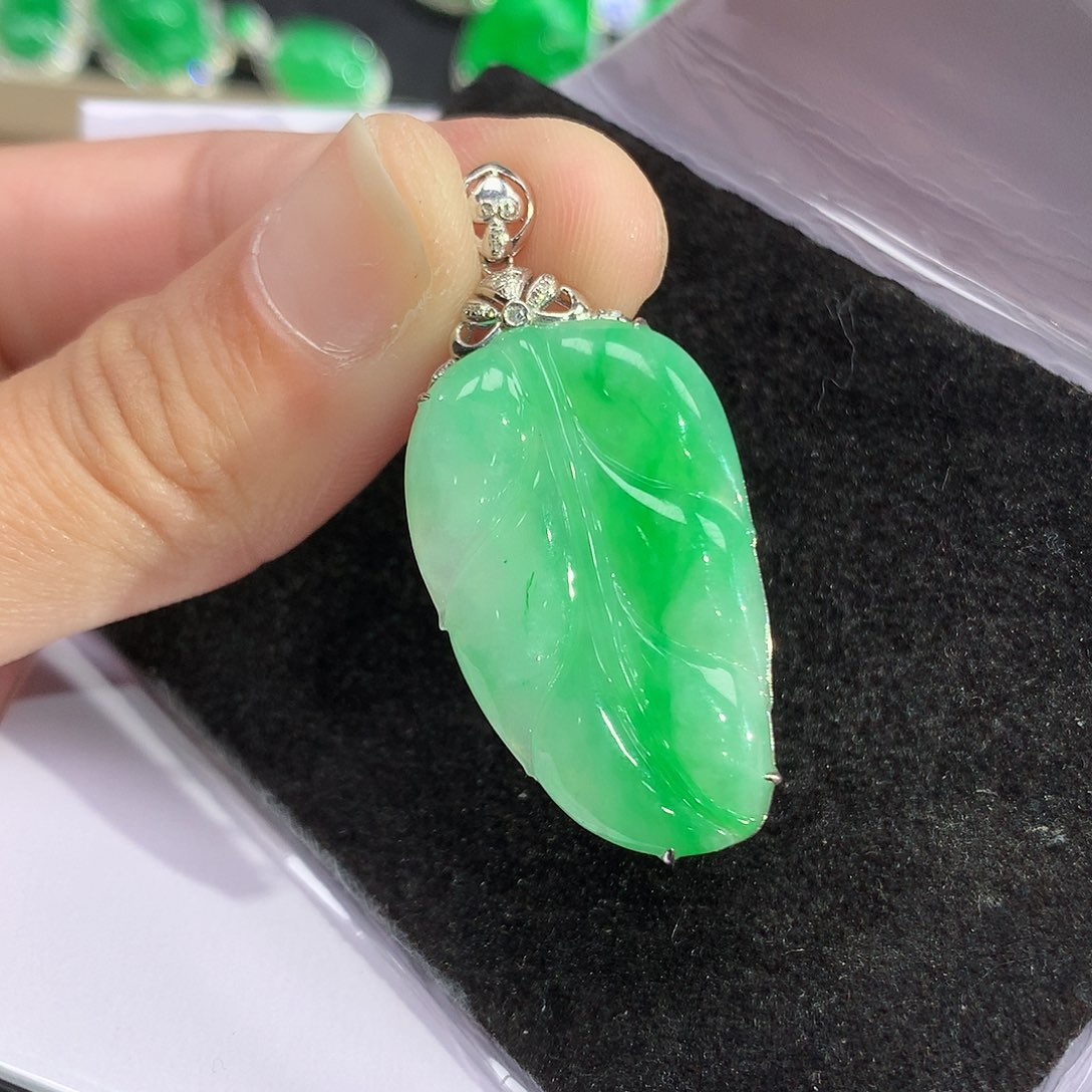 翡翠吊坠(赠链)18K金镶嵌