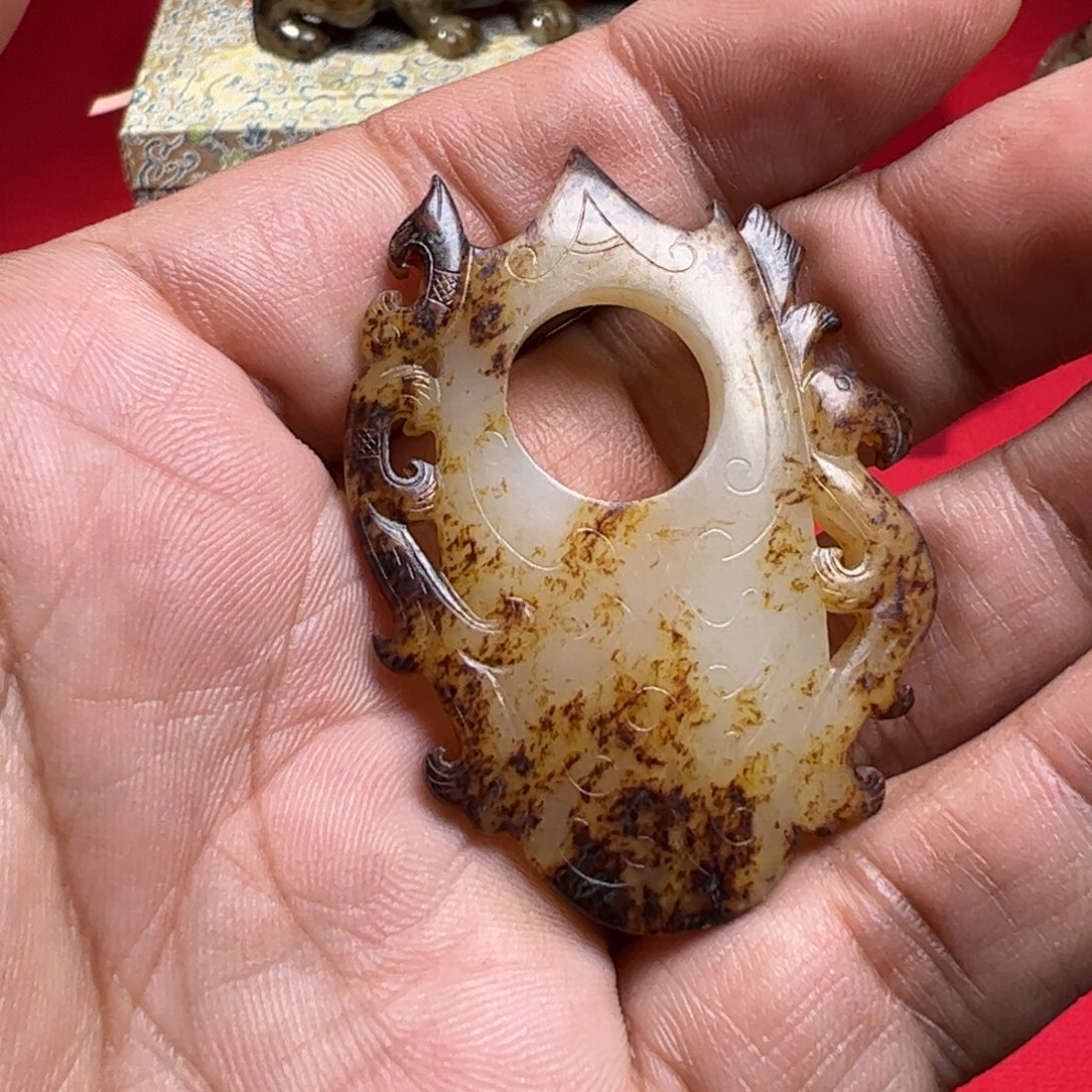 彭***君和田玉未镶嵌颈饰