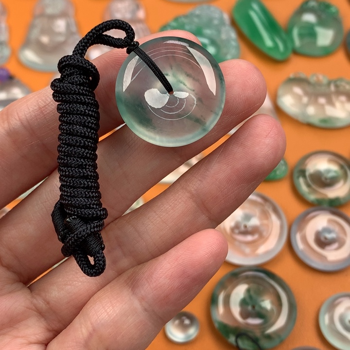 翡翠挂件未镶嵌….