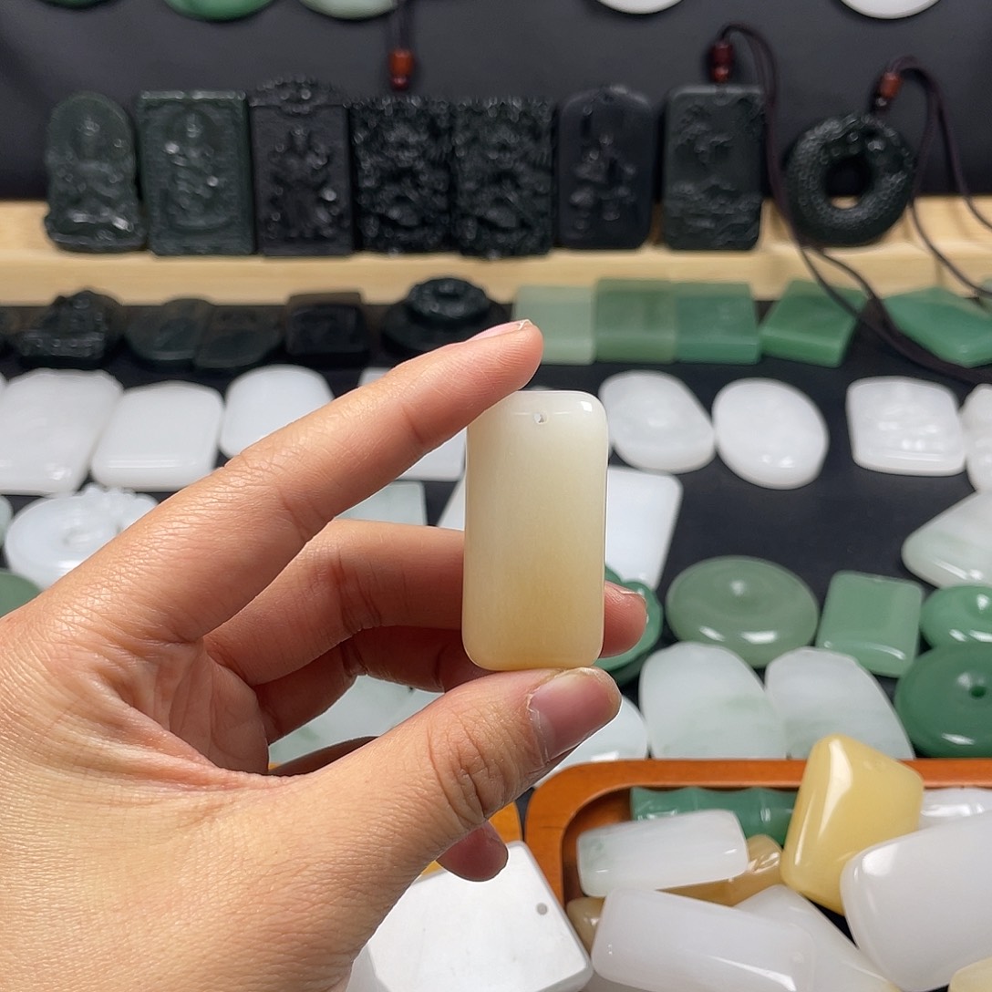 是***吖石英质玉（金丝玉）未镶嵌颈饰