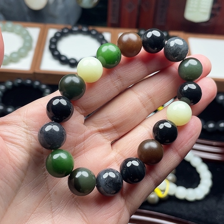 舍***谁和田玉未镶嵌手串