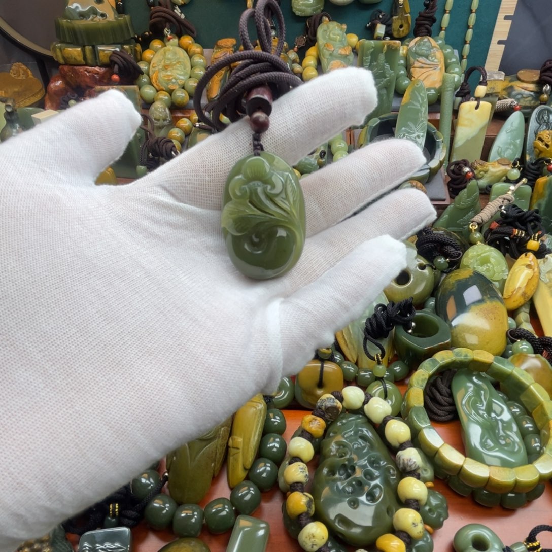 岫岩老玉（透闪石质玉）未镶嵌颈饰